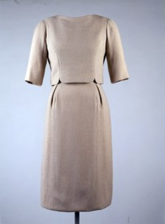 Jackie Kennedy´s Inauguration ceremony two-piece day dress of beige wool crepe with croped blouse, designed by Oleg Cassini, 20 January 1961