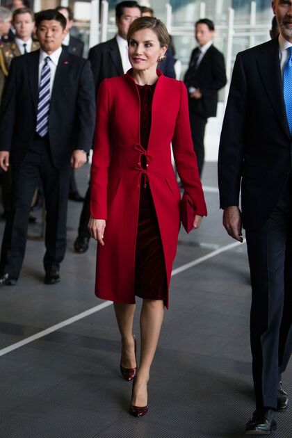 Queen Letizia red coat of standup collar with tie-front closure by Felipe Varela