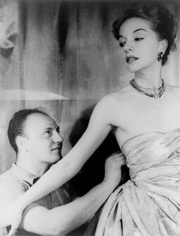 couturier français Pierre Balmain Avec Ruth Ford en 1947 (photographie de Carl van Vechten)