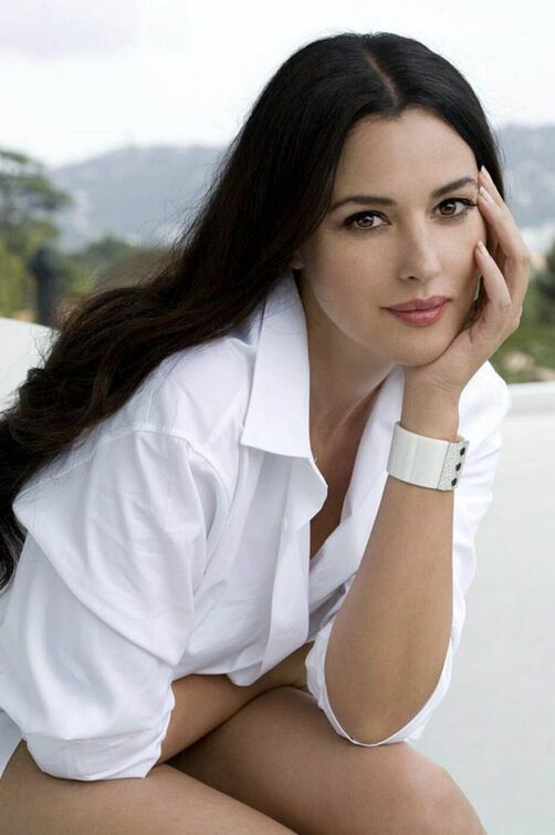 Elegant style icon wardrobe essentials: Monica Belluci in white shirt