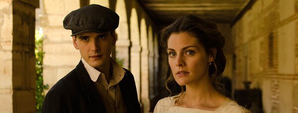 Best Spanish tv series Gran Hotel about the love story of Julio and Alicia
