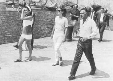 Elegant style icon wardrobe essentials: Jackie Kennedy Onassis in capri pants, with her sister Lee and Gianni Agnelli, Capri, Italy, 1962