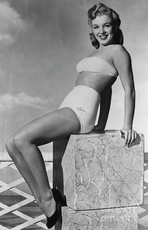 Elegant style icon wardrobe essentials: Marilyn Monroe in shorts: Marilyn Monroe in high waist white shorts, 1946