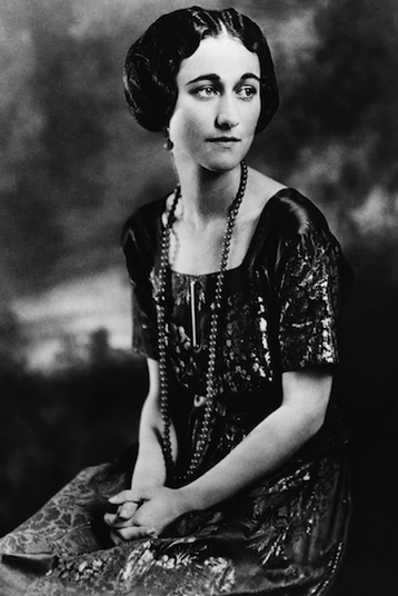 Wallis Simpson, Duchess of Windsor style: Wallis Simpson in a brocade and metallic sequinned flapper dress and a long string of pearls, 1927
