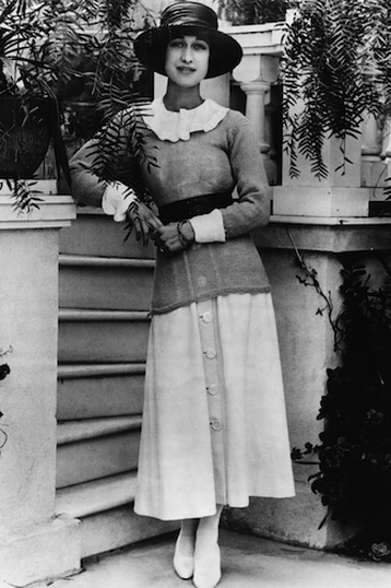 Wallis Simpson, Duchess of Windsor style: Wallis in a ruffled collar shirt with buttoned skirt, belted sweater and sun hat, 1927