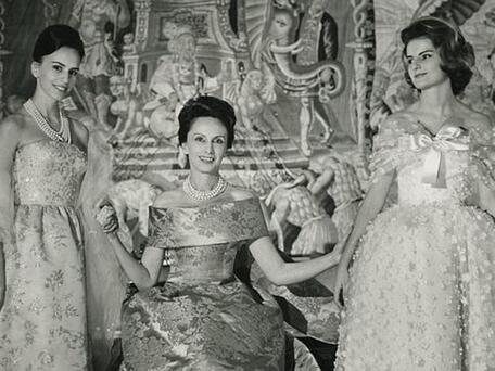 La marquesa posa junto a sus hijas Sonsoles (izquierda) y Carmen (derecha) durante una fiesta Juan Gyenes