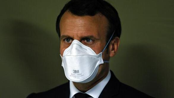 Emmanuel Macron wearing FFP2 mask