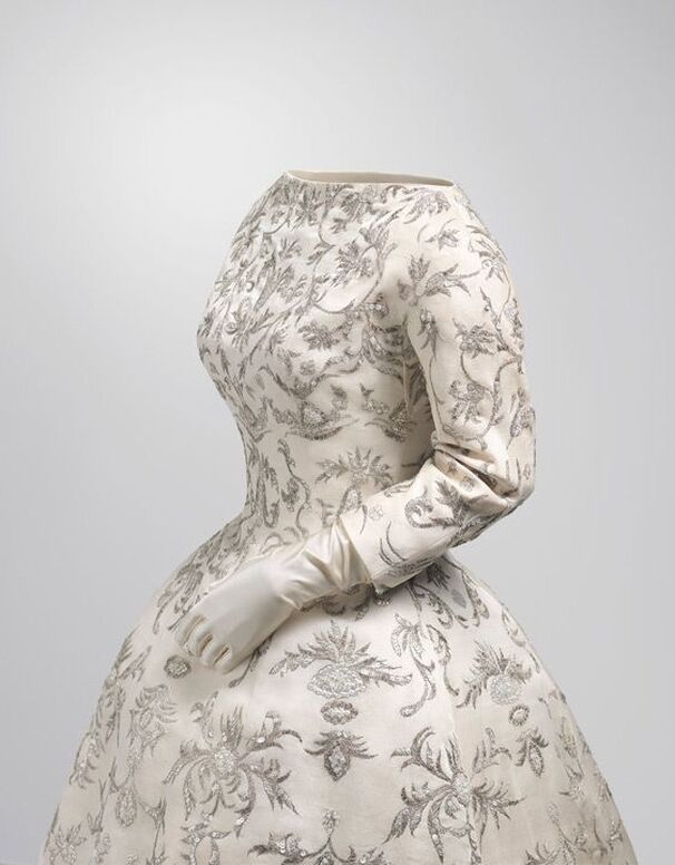 Picture Cristobal Balenciaga Ivory shantung silk wedding dress with golden metalic embroidery and pearl colored floral sequins, 1957. Donated by doña Sonsoles Díez de Rivera y de Icaza