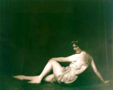 Issadora Duncan performing barefoot during her 1915-1918 American tour, Photo by Arnold Genthe