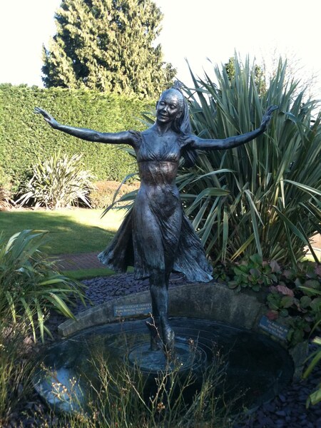 Margot Fonteyn statue of Ondine in her home town Reigate