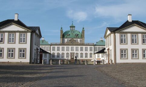 From May 2004 to mid-December 2010, the royal family lived at the Chancellery House, a side building at Fredensborg Palace.