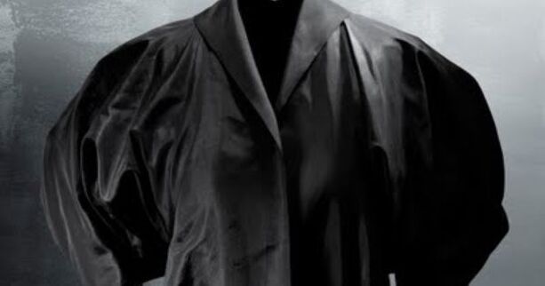 Cristobal Balenciaga Evening coat in black taffeta silk, 1935. (Belonged to Madame Domínguez de Arbide)