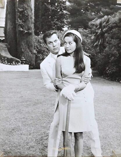 Tony Curtis and Nancy Kwan in film arriverderci, baby, 1966