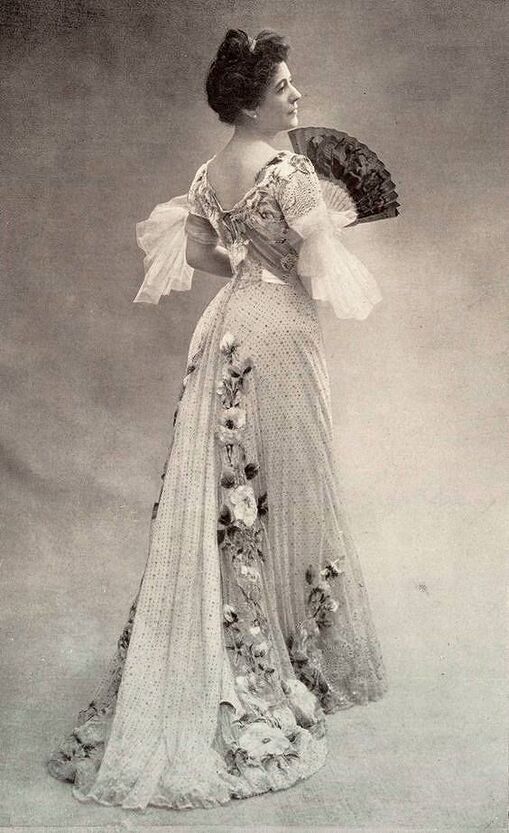 Actress Rosa Bruck in a dress by Jacques Doucet (1901), photo Paul Nadar