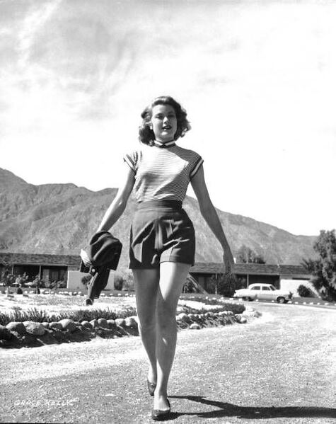Elegant style icon wardrobe essentials: A pair of high-waist shorts: Grace Kelly in a pair of shorts 