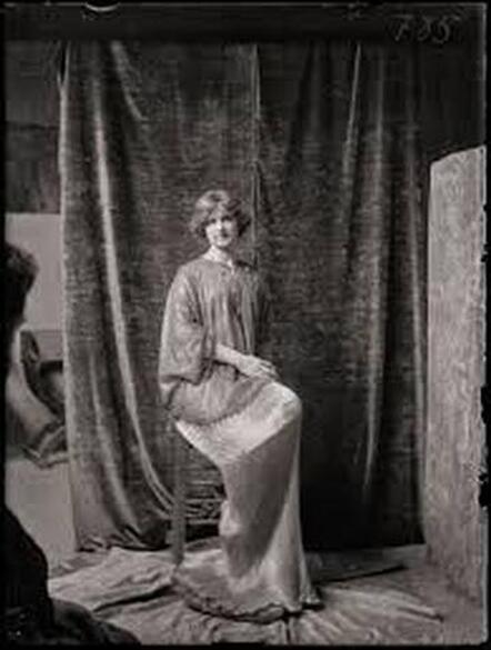 Henriette Negrin Fortuny(4 October 1877-1965), dans une robe Delphos