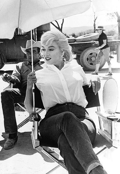 Elegant icon wardrobe essentials: Marilyn Monroe in white shirt