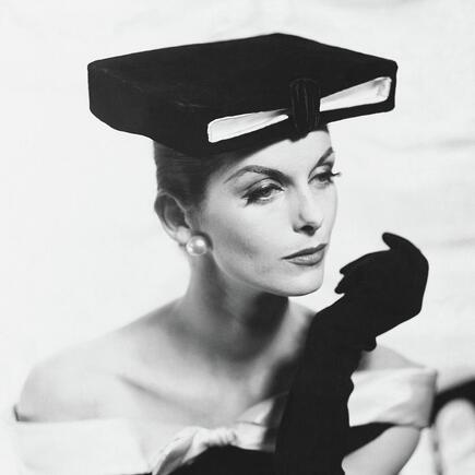 Anne Saint-Marie dans Givenchy chapeau, photo par Henry Clarke