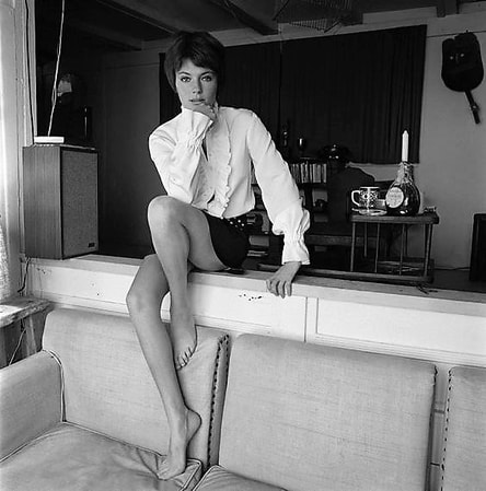 Jacqueline Bisset(born 13 September 1944), elegant English actress