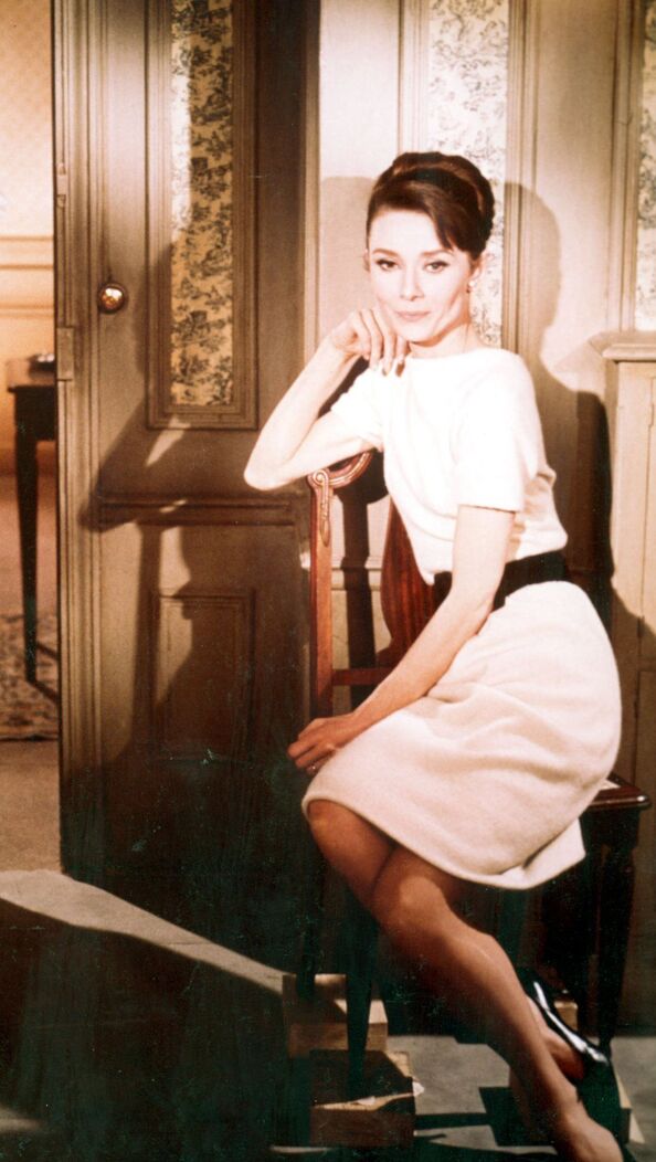 Audrey Hepburn movie costume Charade(1963) complete outfits as Reggie Lampert: the beige short sleeve dress