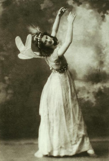 Isadora Duncan dancing