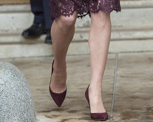 Kate Middleton Gianvito Rossi 'Gianvito' 105 pumps in Royale Burgundy suede.
