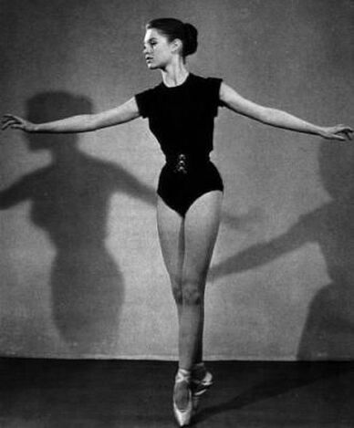 Brigitte Bardot in ballet outfit dancing ballet