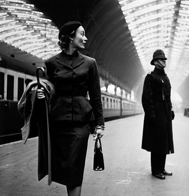 Lisa Fonssagrives at London Paddington station, 1951, photo by Toni Frissell