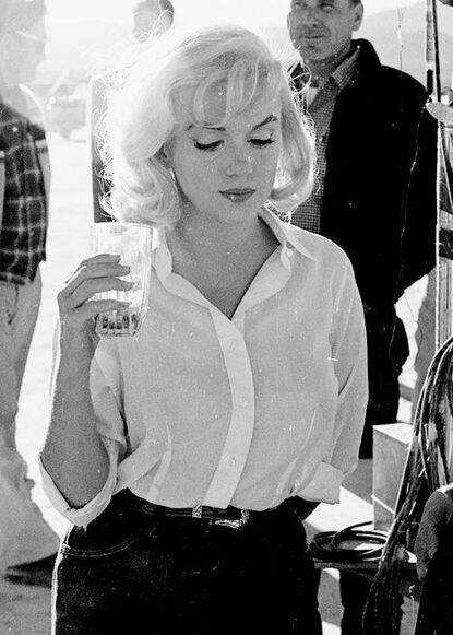 Elegant icon wardrobe essentials: Marilyn Monroe in white shirt