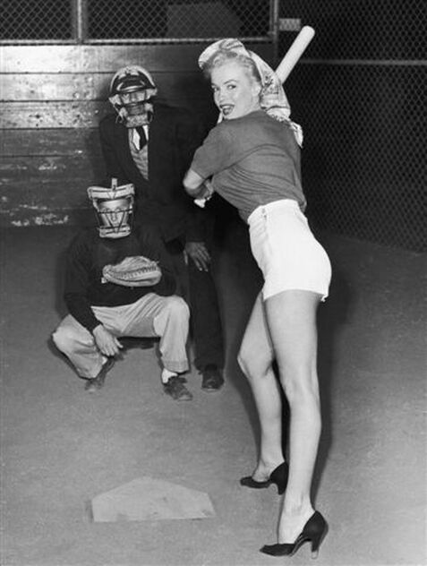 Elegant style icon wardrobe essentials: A pair of high-waist shorts: Marilyn Monroe in a pair of shorts 