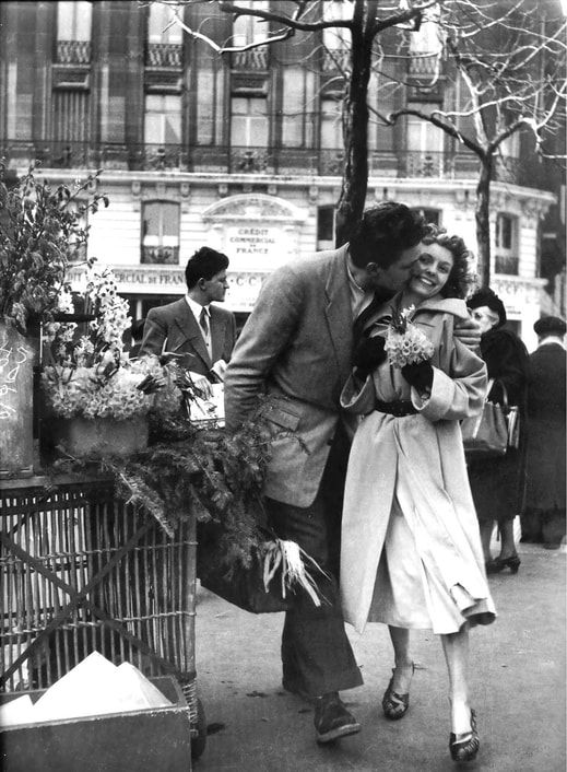 Kiss in Paris, photo by Robert Doisneau