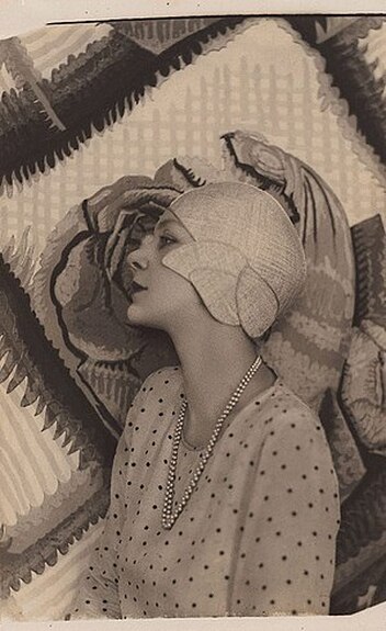 Doris Zinkeisen: New Idea portrait with patterned background (1929) by Harold Cazneaux
