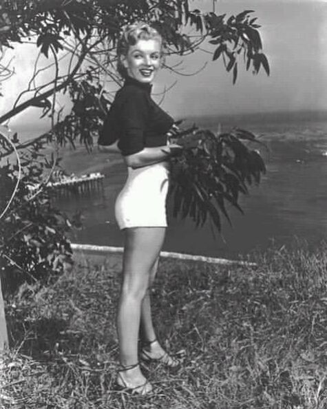 Elegant style icon wardrobe essentials: A pair of high-waist shorts: Marilyn Monroe in a pair of shorts 