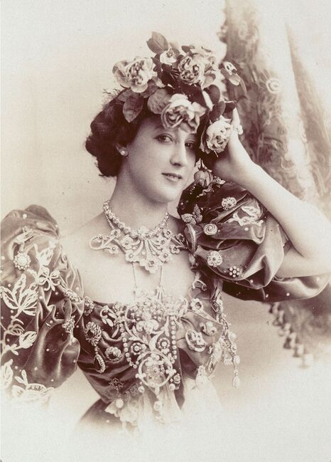 Carolina Otero, La Bella Otero(4 November 1869-12 April 1965), photo by Charles Reutlinger.