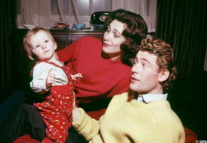 The eccentric elegance of this Irish man Peter O'toole: Peter O'Toole with his wife Sian, and daughter Kate, 1964