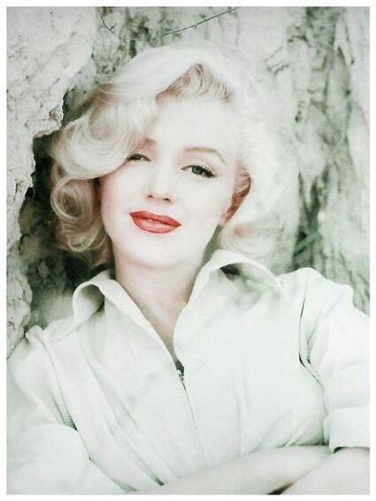 Elegant icon wardrobe essentials: Marilyn MonroeJune 1, 1926 – August 4, 1962) in white shirt