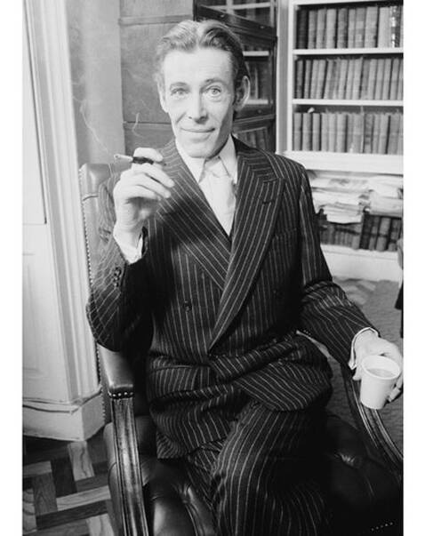 Peter O'toole holds a cigarette