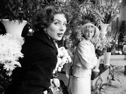 Suzy Parker with her sister Dorian Leigh