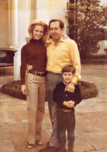 Lynn Wyatt and her husband Oscar Wyatt with their son