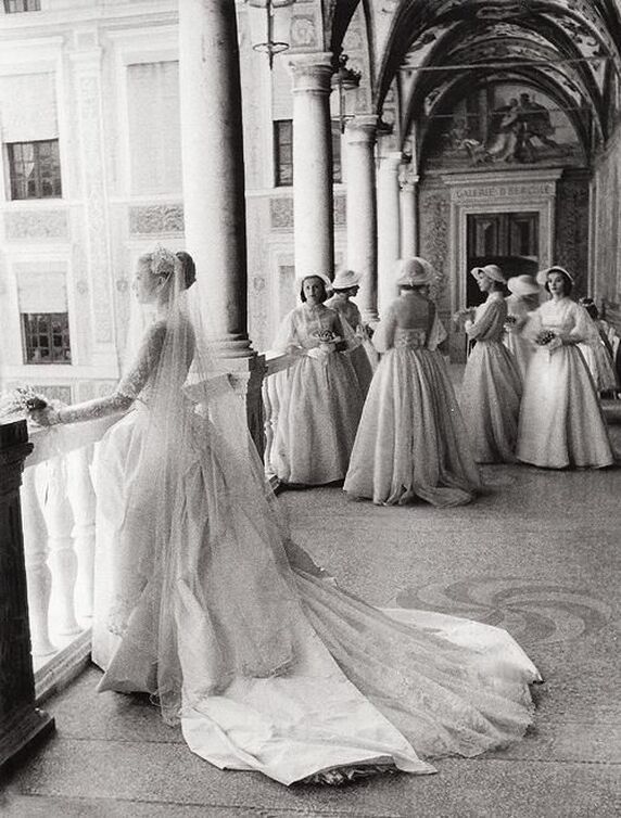 Grace Kelly's elegant wedding dresses of civil ceremony and religious ceremony on 19 April 1956