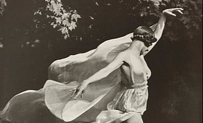 Isadora Duncan dancing nude