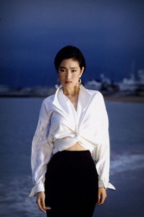 Elegant icon wardrobe essentials: The white shirt-Gong Li in white shirt
