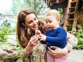 Prince Louis of Cambridge bebe avec son maman Kate Middleton, Prince Louis of Cambridge with his mother Kate Middleton smelling flower