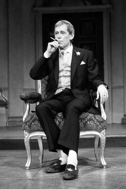 Peter O'toole O'Toole as King Magnus during rehearsals for George Bernard Shaw's The Apple Cart at the Theatre Royal, Haymarket, holding a cigarette, 1986