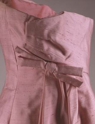 The back detail of bodice of Jackie Kennedy´s pink silk Shantung strapless gown featuring stiff Kabuki styled bow, designed by Guy Dovier , for the state dinner honoring Andre Malraux, The French Minister of Culture, 11 May 1962, White House, Washington