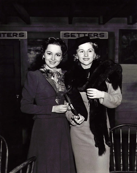 Olivia de Havilland and her sister Joan Fontaine, 1940